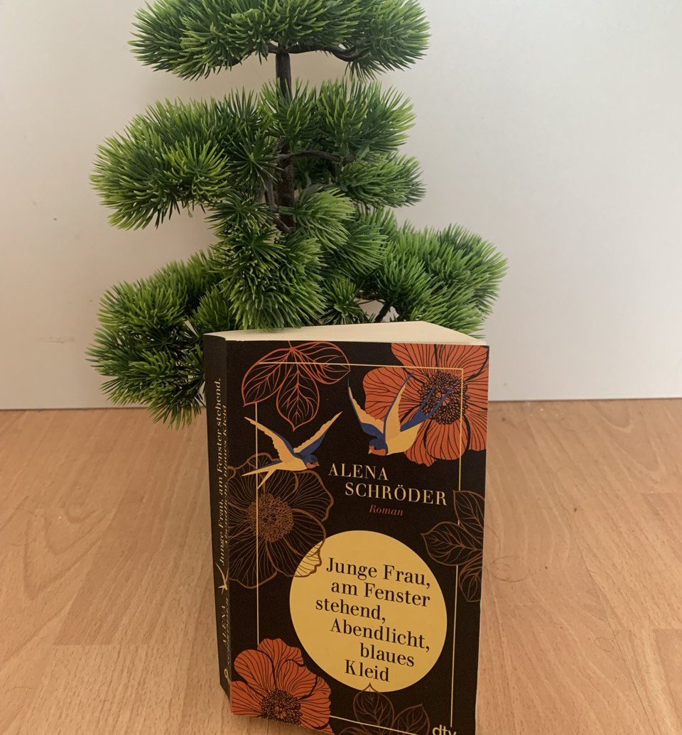 Junge Frau am Fenster stehend